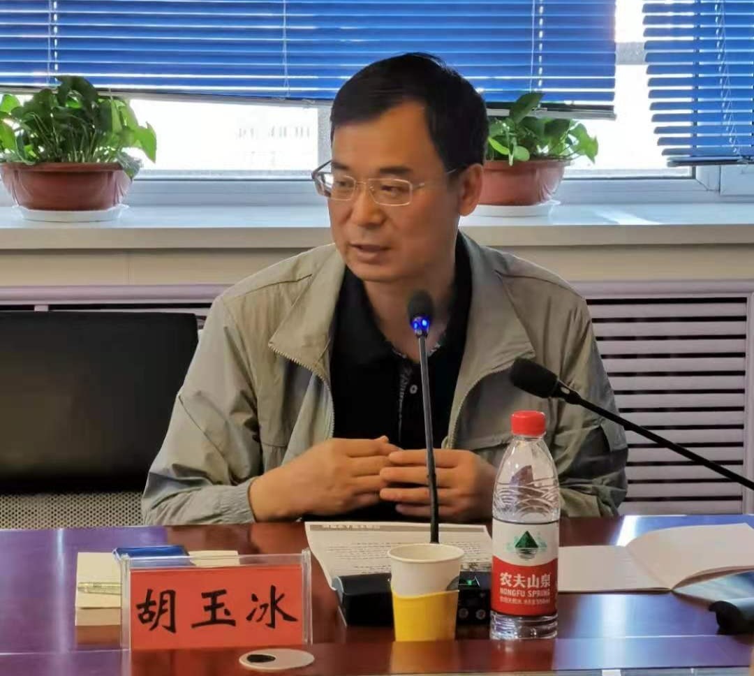 首先,胡玉冰教授介绍了郝润华教授的学科专长和主要成就,并对郝老师的